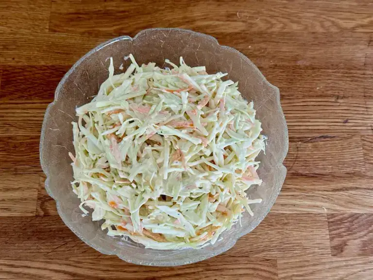 Coleslaw med vitkål, morot, majonäs mm