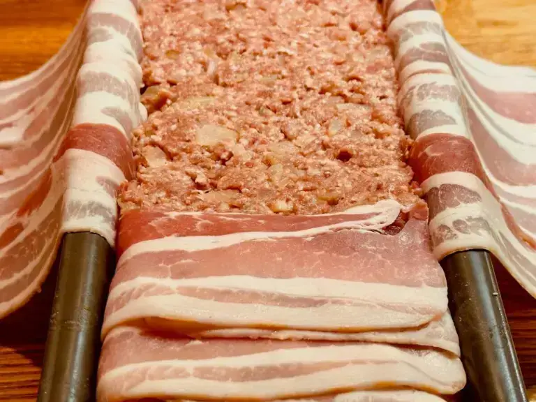 Baconlindad köttfärslimpa