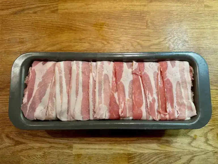 Baconlindad köttfärslimpa med ansjovis