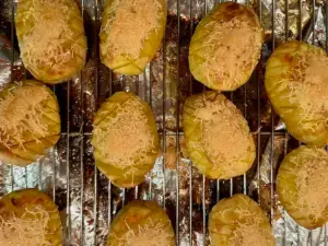Hasselbackspotatis är ett klassiskt tillbehör där potatisen tillagas i ugn