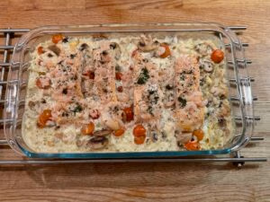 Lax på grönsaksbädd i ugn | Salmon on a bed of vegetables in the oven