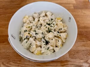Potatissallad med pepparrot, pickles och äpple | Potato salad with horseradish, pickles and apple